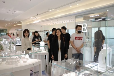 知名女星唐詩詠到訪永富集團，珠寶首飾零售引關(guān)注